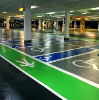 Yeşil ve mavi renklendirmeyle ayrılmış otopark alanları