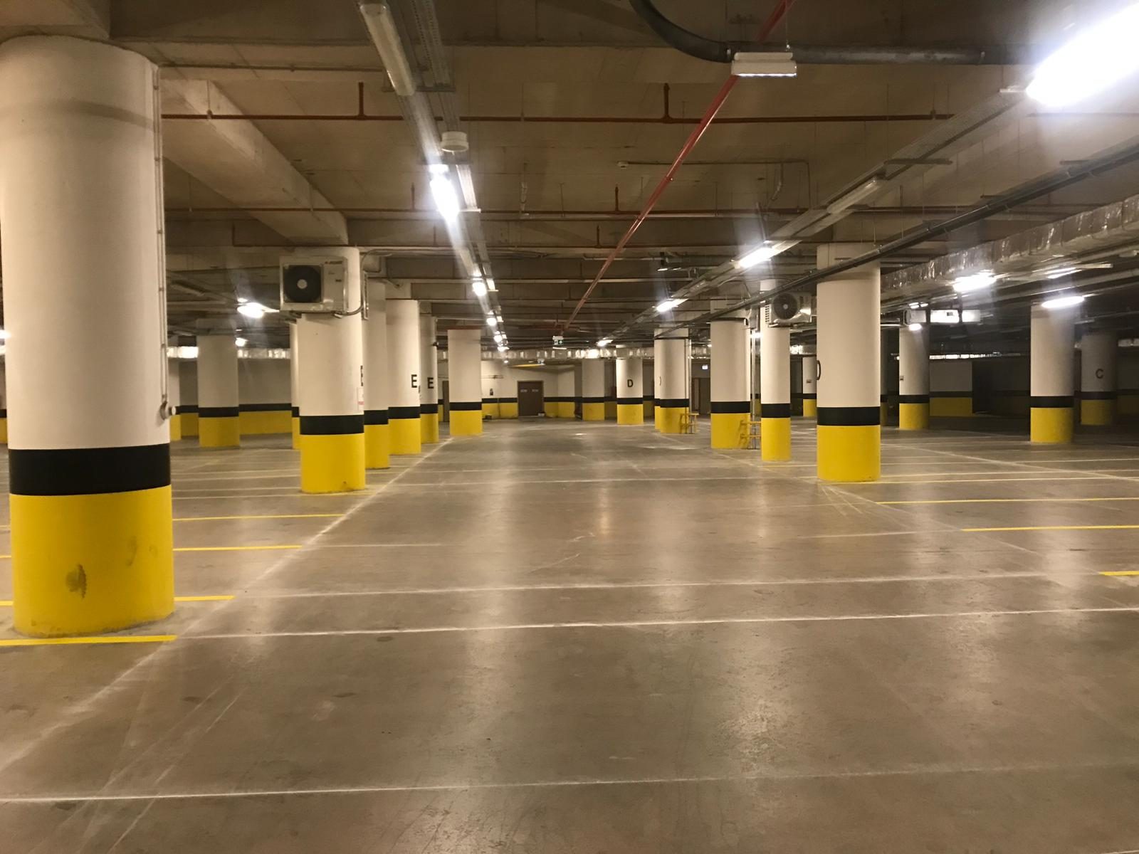 Kapalı otoparkta yarı mat parlatılmış beton zemin