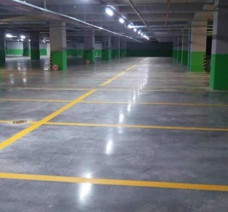 Sarı park çizgileriyle birlikte yarı mat parlatılmış otopark zemini