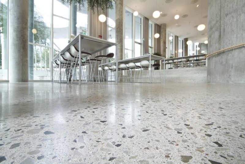 Ticari mekânda yarı mat parlatılmış beton, agrega yüzeyde görünür