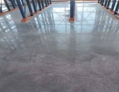 Raf sistemli depoda yarı mat beton zemin