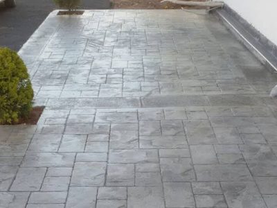 Bahçe yolunda düzenli taş desenli baskı beton
