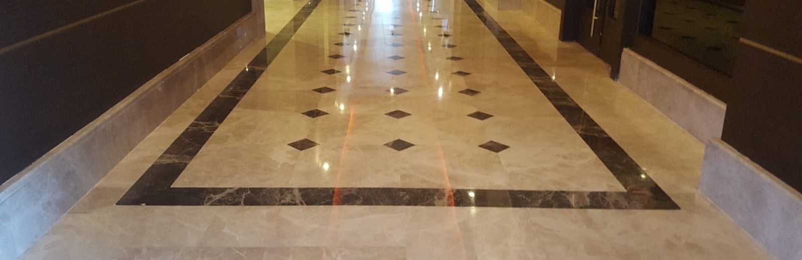 Bordürlü mermer zemin, silim sonrası parlaklık