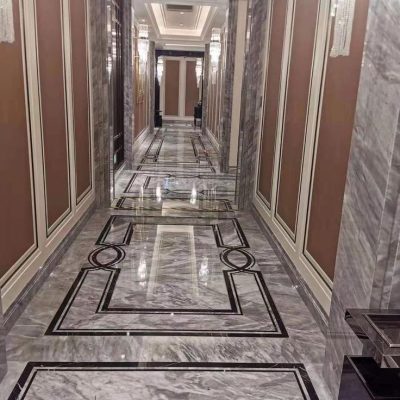 Otel koridorunda parlatılmış mermer zemin