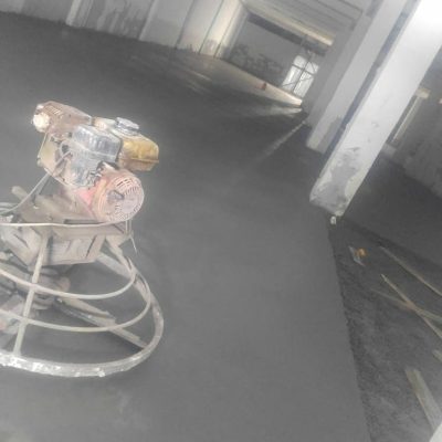 Helikopterli perdah makinesi, taze beton yüzeyde