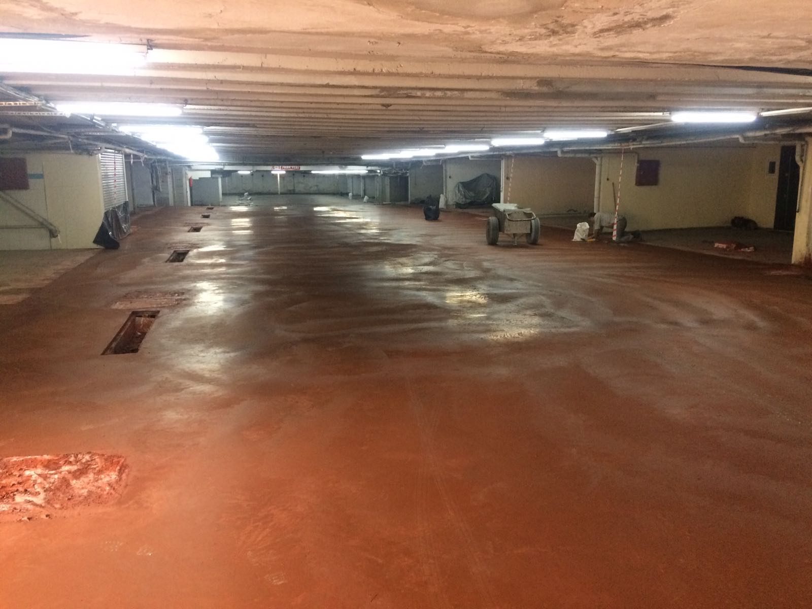 Kapalı alanda tamamlanmış saha betonu