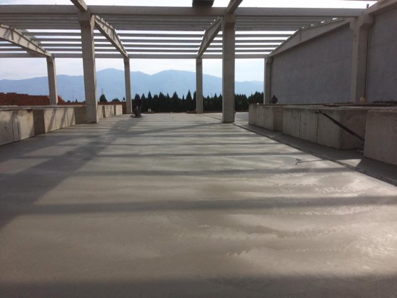 Çelik yapı altında düzlenmiş saha betonu