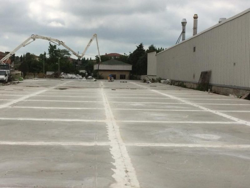 Derzleri kesilmiş açık saha betonu