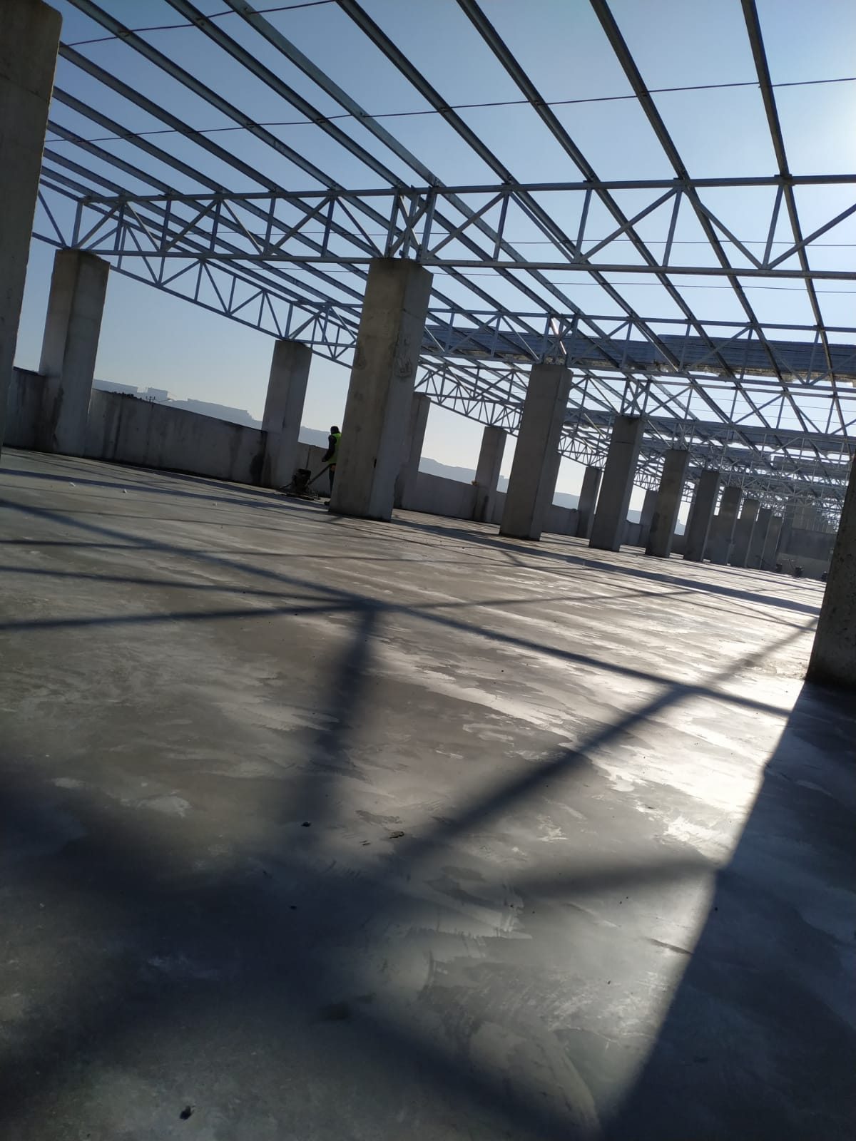 Endüstriyel yapı içinde tamamlanmış saha betonu