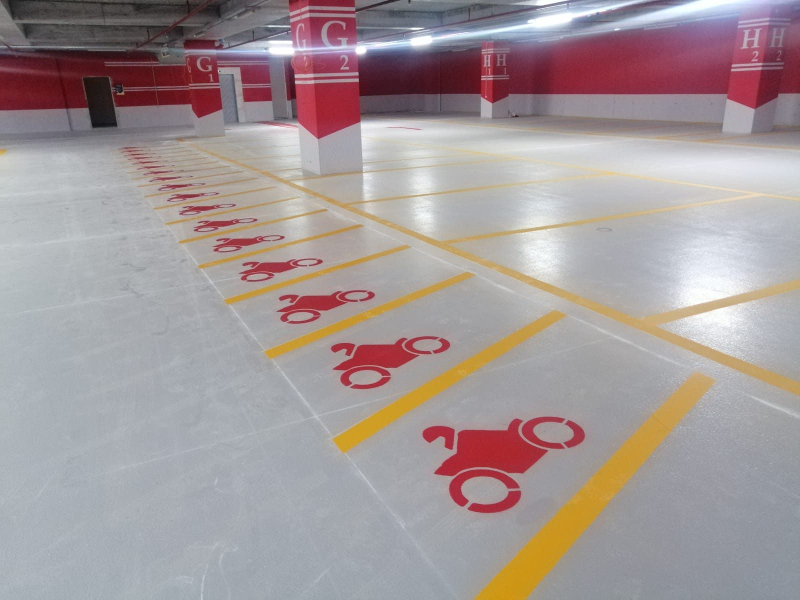 Kapalı otoparkta motosiklet park alanı işaretlemesi