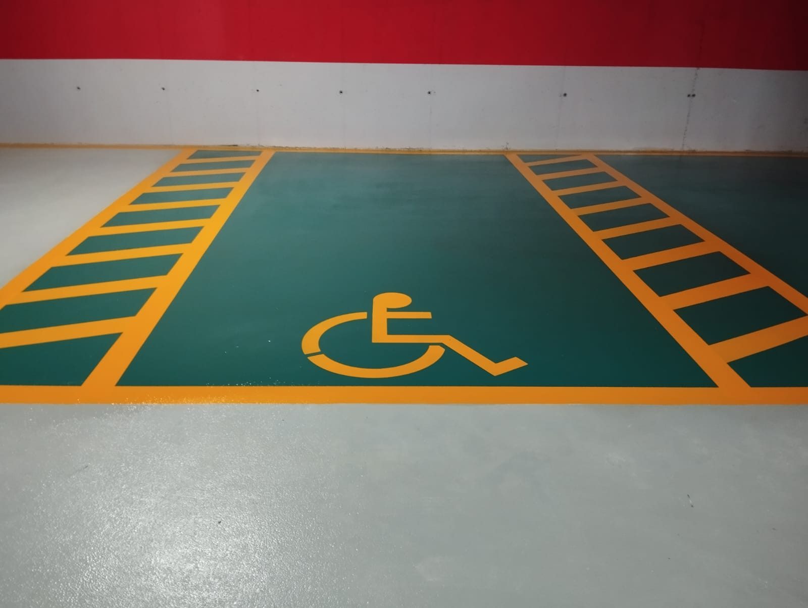 Engelli park yeri ve sarı taramalı manevra alanı