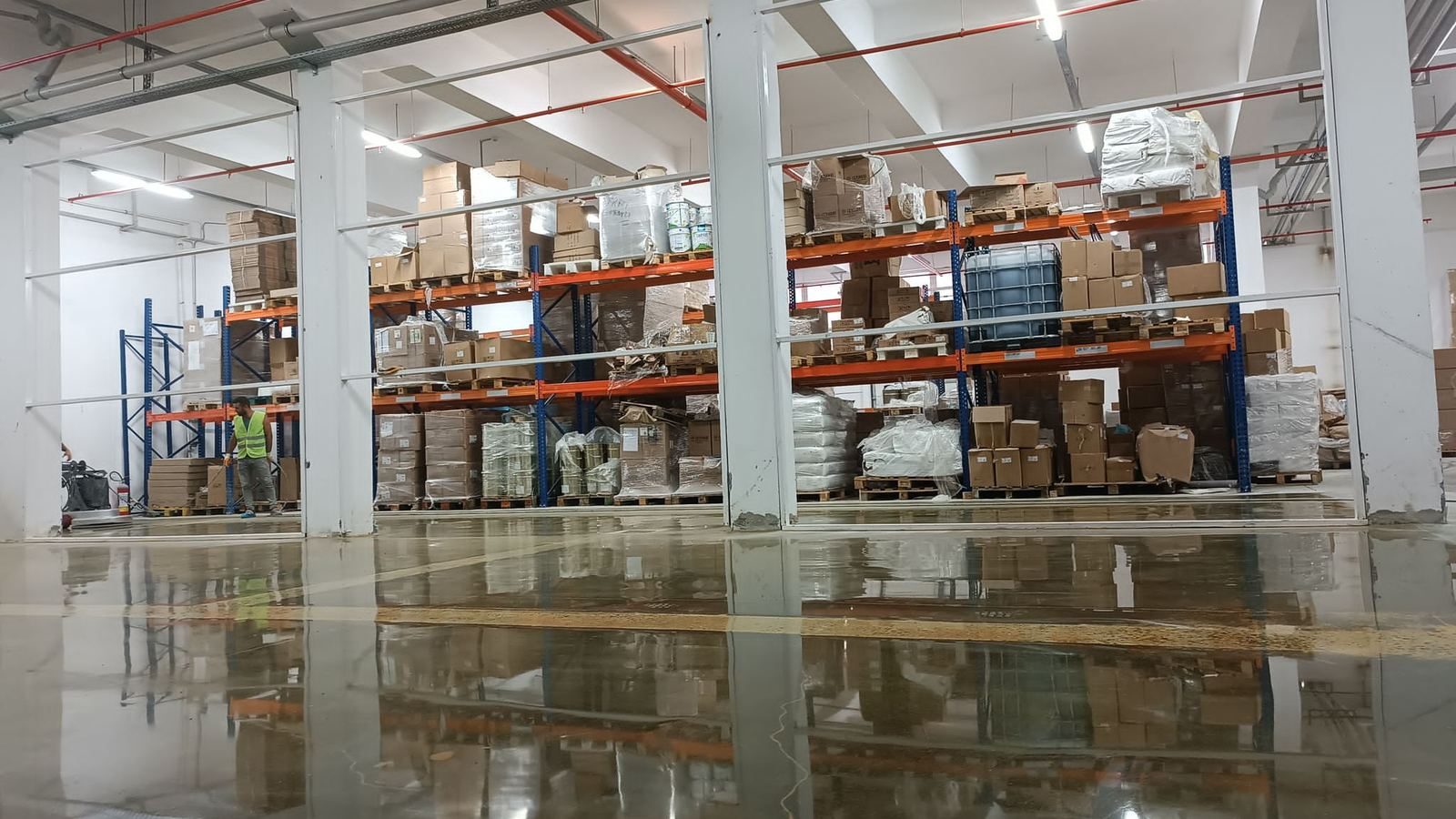 Depo ve Lojistik Zeminlerinde Tozumaya Karşı Beton Parlatma