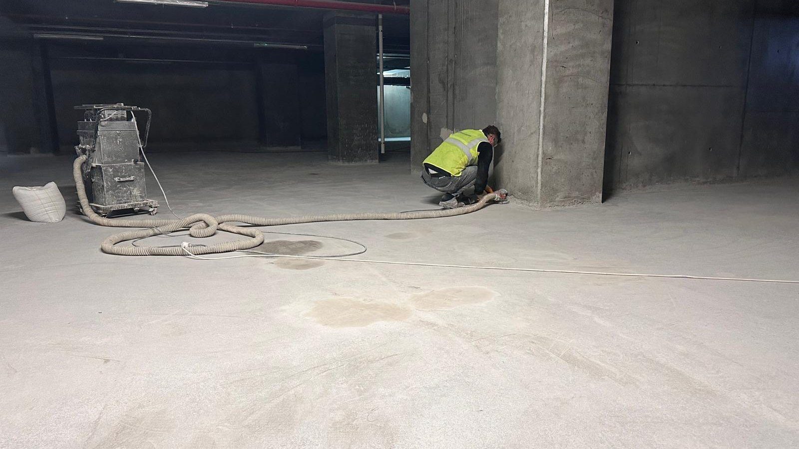 Kapalı alanda tek diskli silim makinesi ve toz emiş hortumuyla beton yüzey hazırlığı